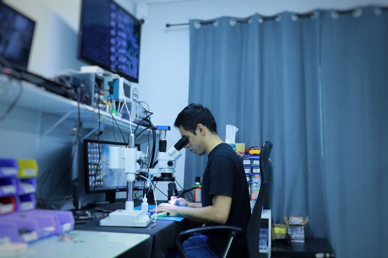 Una persona removiendo componentes de una computadora